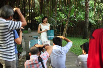 Anh Thư lộng lẫy cùng “khoảnh khắc Xuân tuyệt hảo” - 6 Hoa hậu Dương Mỹ Linh tạo dáng cùng hộp quà Tết ton-sur-ton với chiếc Vespa cổ