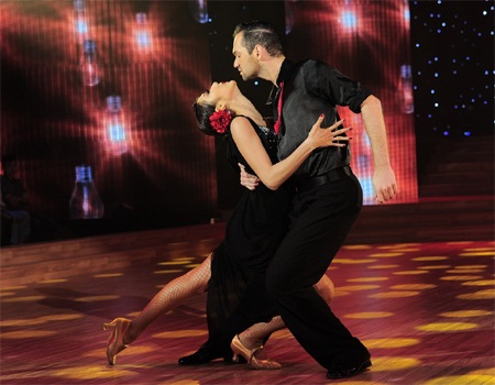 Chân dài gợi cảm khoe bước nhảy khá điêu luyện và mềm mại