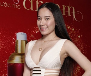 Việt Trinh trẻ đẹp không kém đàn em - 3 Chung Thục Quyên khoe vòng một nảy nở