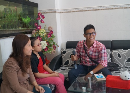 Thành viên nhóm MTV thử… đóng giày - 1 Thiên Minh cùng em Huyền Trâm đi học đóng giày