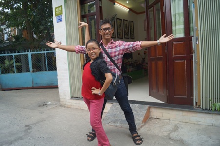 Thành viên nhóm MTV thử… đóng giày - 2 Thiên Minh cùng em Huyền Trâm đi học đóng giày