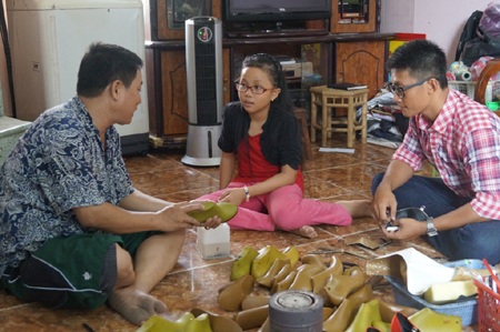 Thành viên nhóm MTV thử… đóng giày - 3 Thiên Minh cùng em Huyền Trâm đi học đóng giày