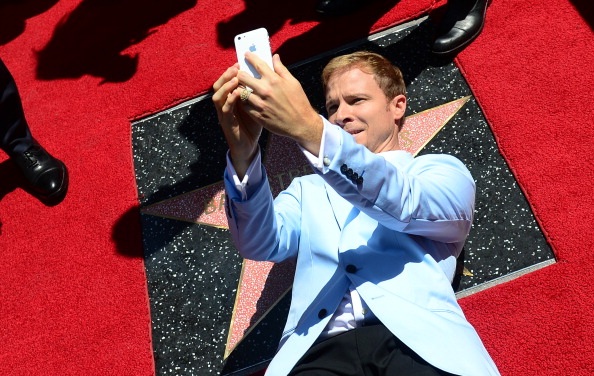 Backstreet Boys được lưu tên trên đại lộ Danh vọng - 20 Howie Dorough tự sướng bên ngôi sao của nhóm