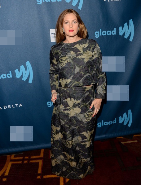 Drew mặc bộ váy xấu xí tới khó hiểu