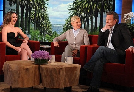 Jennifer Love Hewitt gây sốc với váy “siêu hớ hênh” - 3 Hai MC lúng túng vì váy gợi cảm của người đẹp