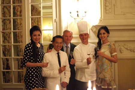 Mai Phương Thúy, Tú Anh thích thú lâu đài Pháp - 6 Lâu đài Bagnolet