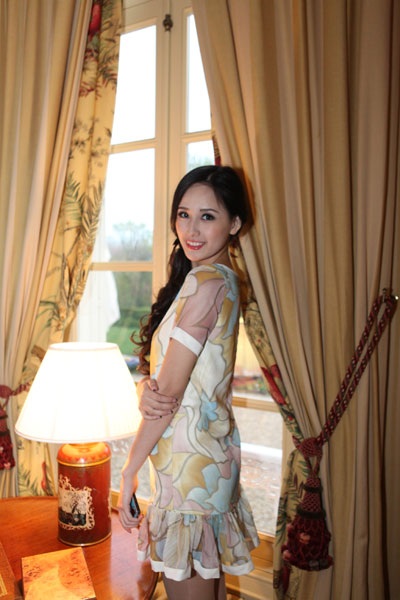 Mai Phương Thúy, Tú Anh thích thú lâu đài Pháp - 3 Mai Phương Thúy duyên dáng và trẻ trung trong lâu đài