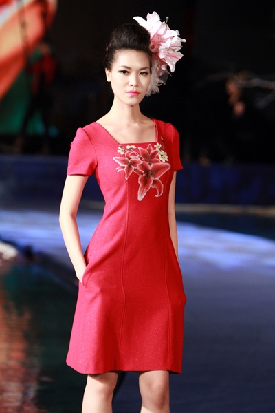 ‘Chân dài” Việt khoe sắc trên sàn catwalk - 2 Thùy Dung