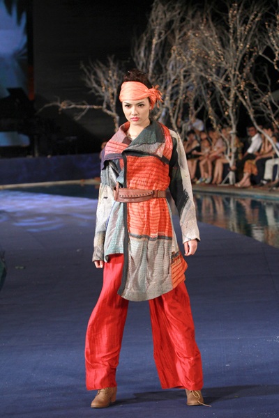 ‘Chân dài” Việt khoe sắc trên sàn catwalk - 6 Hồng Quế