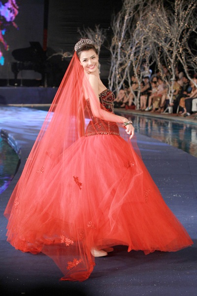 ‘Chân dài” Việt khoe sắc trên sàn catwalk - 13 Nguyễn Bộ