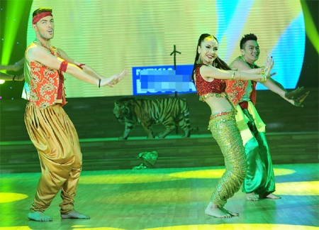 Yến Trang điêu luyện trong các bước nhảy - 6 Tin: