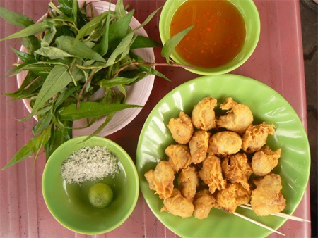 Dạ dày cá ba sa chiên giòn - 2 Bột mì trộn ít bột gạo, quậy đều với nước sền sệt, cho bao tử vào lăn bột.