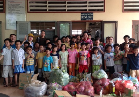 Ca sĩ Đức Minh mang 4 tấn rau củ làm từ thiện