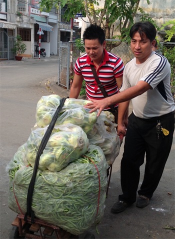 Ca sĩ Đức Minh mang 4 tấn rau củ làm từ thiện