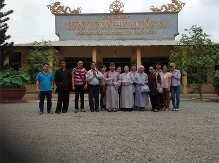 Ca sĩ Đức Minh mang 4 tấn rau củ làm từ thiện