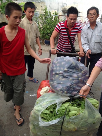 Ca sĩ Đức Minh mang 4 tấn rau củ làm từ thiện