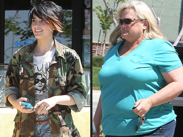 Tiết lộ về mối quan hệ của vợ con Vua nhạc Pop - 1 Paris Jackson - Con gái Vua nhạc Pop Michael Jackson đang dần thân thiết với mẹ đẻ Debbie Rowe
