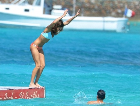 Jessica Alba khoe dáng trên biển - 11 VN