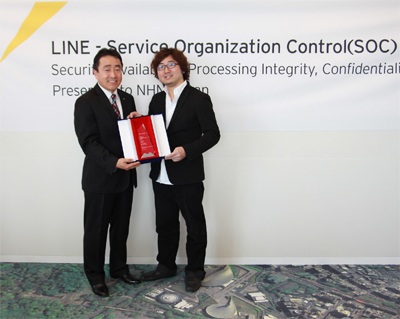Line được trao 3 chứng nhận quốc tế về bảo mật thông tin - 1 CEO LINE Corp. ông Akira Morikawa (phải) nhận giấy chứng nhận về bảo mật thông tin