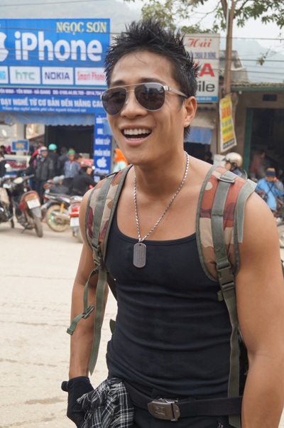 Linh Sơn tranh thủ khoe cơ bắp