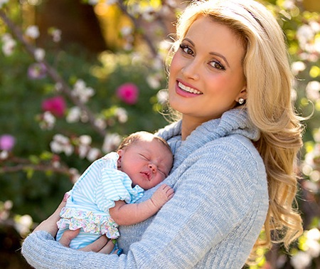 Người mẫu Playboy khoe con gái cưng - 1 Holly Madison hạnh phúc bên con gái nhỏ