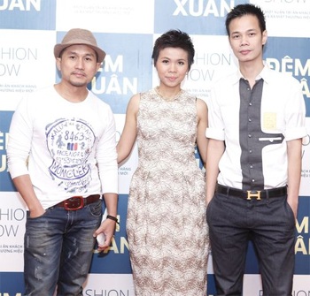 Hồng Quế “đọ sắc vóc” với Trúc Diễm, An “tây” - 17 Nhiếp ảnh gia Nguyễn Vũ và NTK Hoàng Hải tới chúc mừng NTK Lê Xuân.