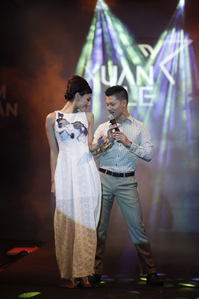 Hồng Quế “đọ sắc vóc” với Trúc Diễm, An “tây” - 8 Nam ca sỹ nổi tiếng với ca khúc Đôi mắt người Sơn Tây trình diễn bên dàn chân dài