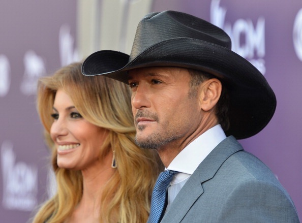 Vợ chồng Faith Hill ngồi cạnh Taylor Swift.