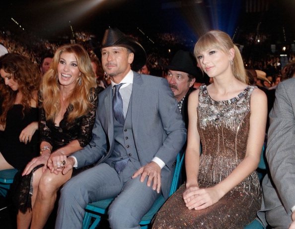 Vợ chồng Faith Hill ngồi cạnh Taylor Swift.