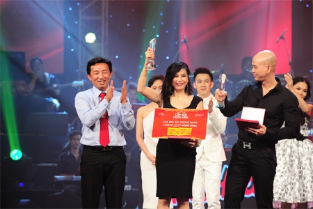 Giả vàng trị giá 250 triệu đồng được trao cho cặp đôi: Thanh Thúy - Dương Triệu Vũ.