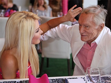 Ông trùm Playboy hạnh phúc bên cô vợ kém 60 tuổi - 8 VN