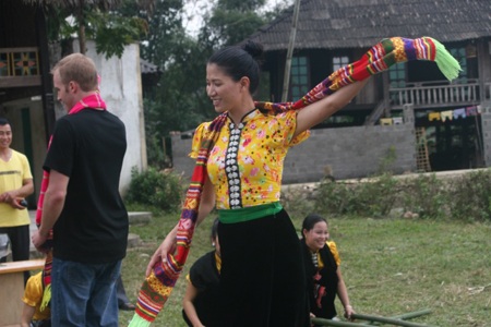 Karik cưỡi ngựa, đốn củi - 3 Karik cưỡi ngựa, đốn củi