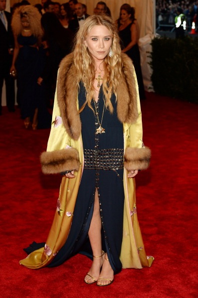 Cô Kim gây sốc vì mặc quá xấu; Anne Hathaway tự tin diện váy không áo lót - 16 Ashley Olsen và bộ cánh như nữ tu