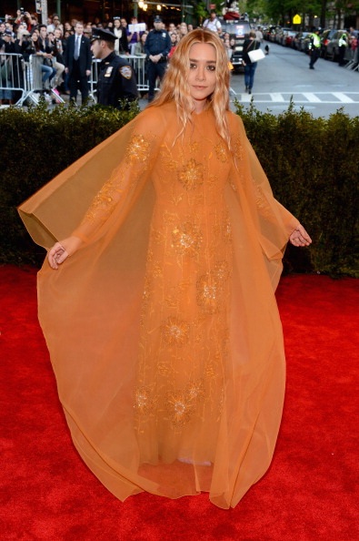 Cô Kim gây sốc vì mặc quá xấu; Anne Hathaway tự tin diện váy không áo lót - 17 Ashley Olsen và bộ cánh như nữ tu