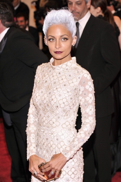 Cô Kim gây sốc vì mặc quá xấu; Anne Hathaway tự tin diện váy không áo lót - 19 Nicole Richie và mái tóc khó hiểu