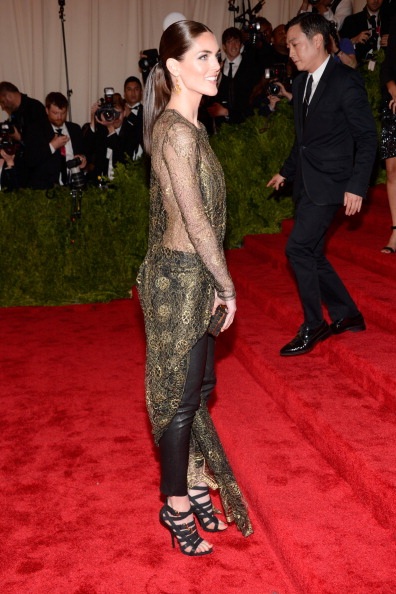 Cô Kim gây sốc vì mặc quá xấu; Anne Hathaway tự tin diện váy không áo lót - 31 Hilary Rhoda cũng lọt Top mặc xấu