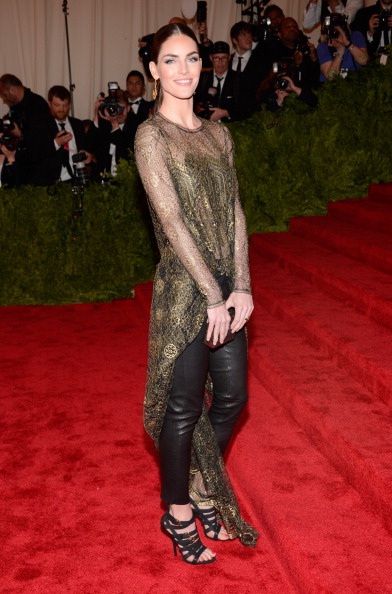 Cô Kim gây sốc vì mặc quá xấu; Anne Hathaway tự tin diện váy không áo lót - 32 VN