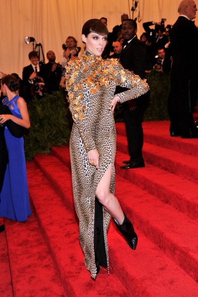 Cô Kim gây sốc vì mặc quá xấu; Anne Hathaway tự tin diện váy không áo lót - 33 Coco Rocha