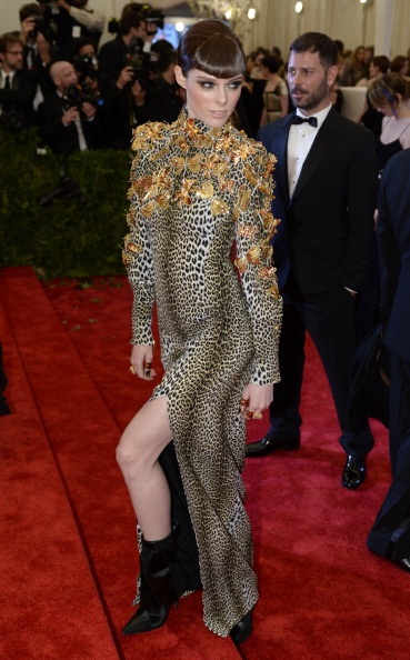 Cô Kim gây sốc vì mặc quá xấu; Anne Hathaway tự tin diện váy không áo lót - 34 VN