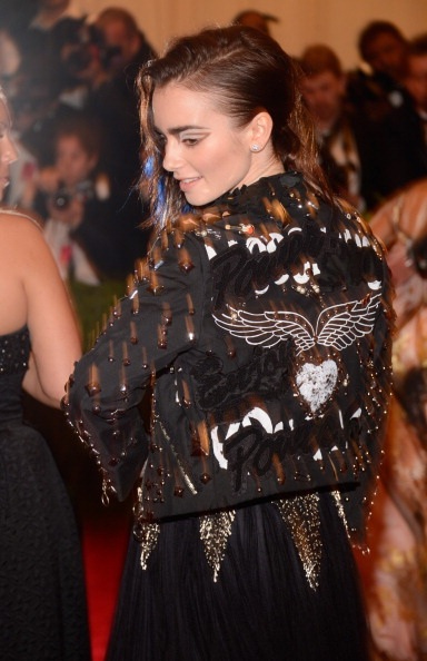 Cô Kim gây sốc vì mặc quá xấu; Anne Hathaway tự tin diện váy không áo lót - 35 Lily Collins
