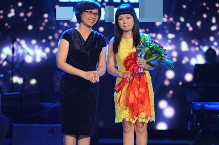 Vượt Hương Tràm, Ngọc Khuê giành giải Bài hát yêu thích - 1 Ngọc Khuê nhận giải Bài hát yêu thích tháng 4