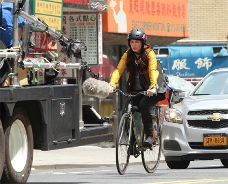 Megan Fox đạp xe vẫn gợi cảm - 2 VN