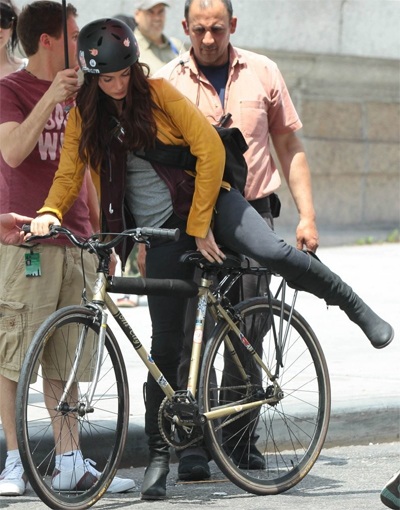 Megan Fox đạp xe vẫn gợi cảm - 3 VN