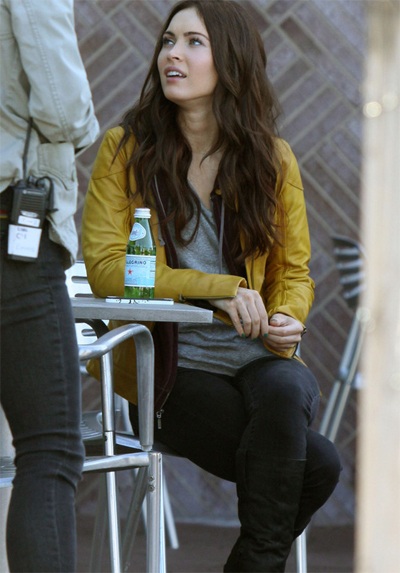 Megan Fox đạp xe vẫn gợi cảm - 7 VN