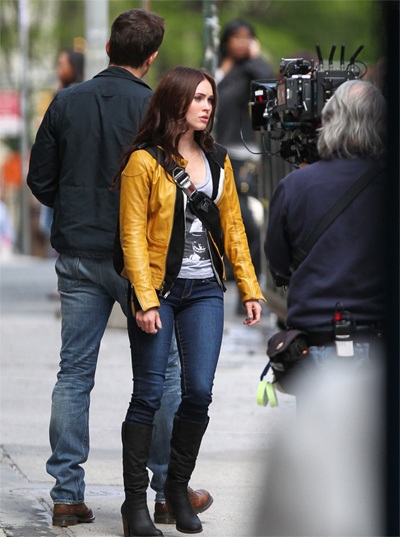Megan Fox đạp xe vẫn gợi cảm - 10 VN