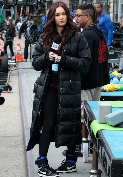 Megan Fox đạp xe vẫn gợi cảm - 13 VN