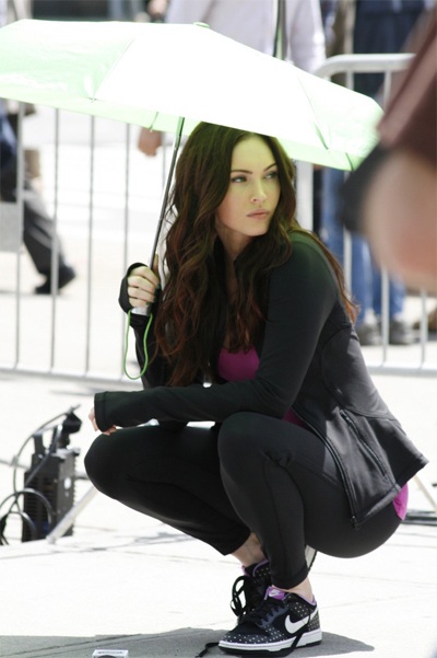 Megan Fox đạp xe vẫn gợi cảm - 19 VN