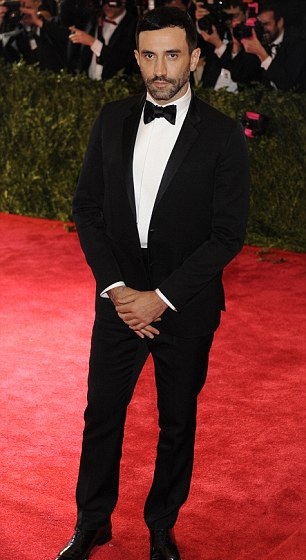 “Kim Kardashian là bà bầu xinh đẹp nhất” - 3 Nhà thiết kế của Givenchy - Riccardo Tisci bênh vực bà bầu Kim siêu vòng ba