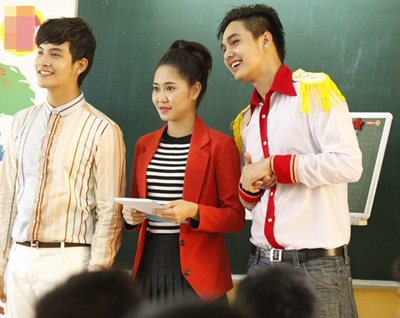 Hot girl Sam thu hút sự chú ý tại trường cũ