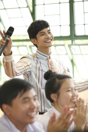 Hot girl Sam thu hút sự chú ý tại trường cũ